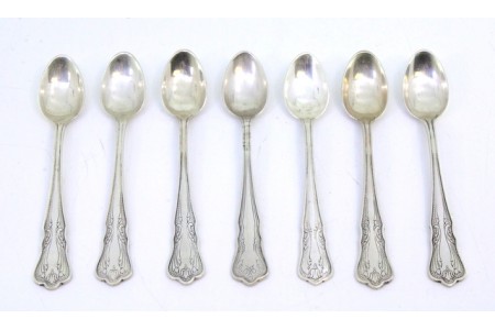 Conjunto de sete colheres de café em prata guilhochada com frisos envolvendo cartelas para monogramas.